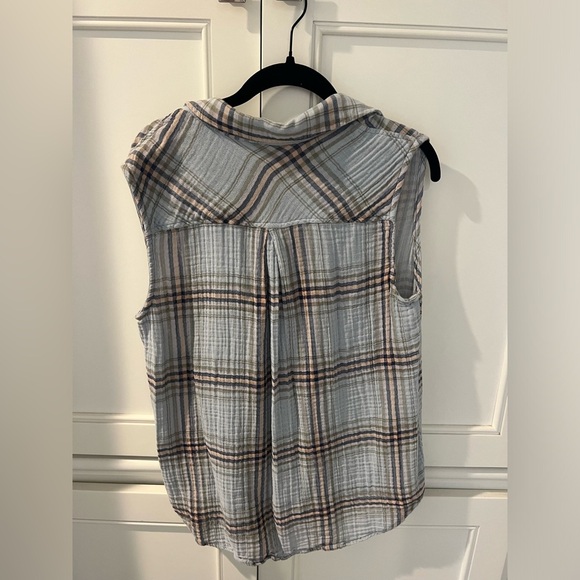 Cloth & Stone Sleeveless Button Down Shirt - Picture 2 of 4